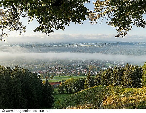 Landschaft am Hohen Peissenberg bei Sonnenaufgang  Blick auf die Alpen  Wettersteingebirge. Der Hohe Peissenberg liegt im bayerischen Alpenvorland. Europa  Deutschland  Bayern.