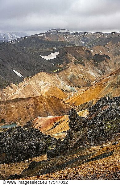 Landschaft bei Landmannalaugar  Dramatische Vulkanlandschaft  bunte Erosionslandschaft mit Bergen  Lavafeld  Landmannalaugar  Fjallabak Naturreservat  Suðurland  Island  Europa