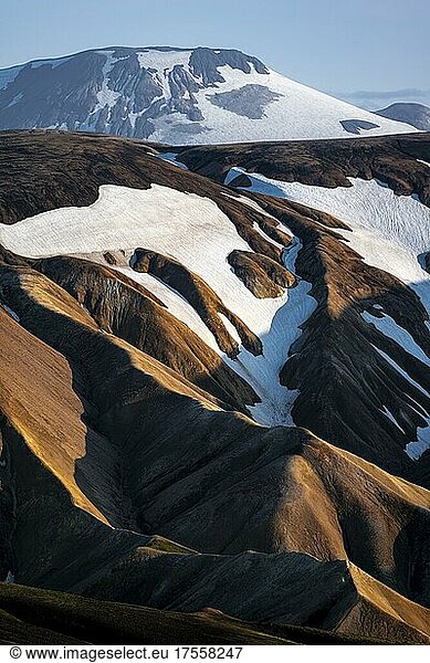 Landschaft bei Landmannalaugar  Dramatische Vulkanlandschaft  bunte Erosionslandschaft mit Bergen  Lavafeld  Landmannalaugar  Fjallabak Naturreservat  Suðurland  Island  Europa