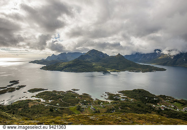 Landschaft der Insel Austvågøy  Ausblick vom Berg Keiservarden auf das Dorf Digermulen und den Raftsundfjord  Lofoten  Nordland  Norwegen