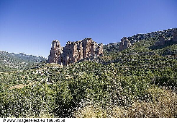 Landschaft der Mallos de Riglos (berühmte geologische Formationen) mit der Stadt Riglos  in der Provinz Huesca Aragon  Spanien.