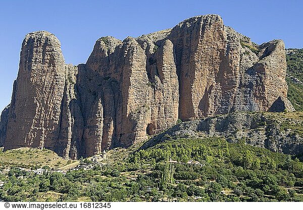 Landschaft der Mallos de Riglos (berühmte geologische Formationen) mit der Stadt Riglos  in der Provinz Huesca Aragon  Spanien.
