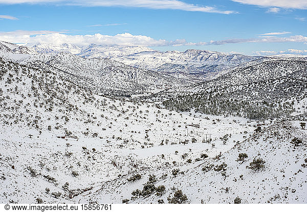 Landschaft des Atlasgebirges bei winterlichem Schnee  Provinz Ouarzazate  Marokko