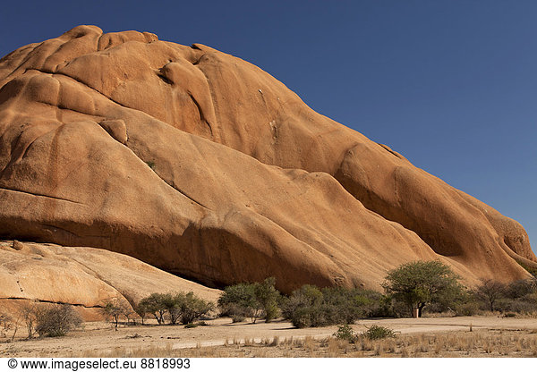 Landschaft mit Felsen rund um den Inselberg Spitzkoppe  Namibia