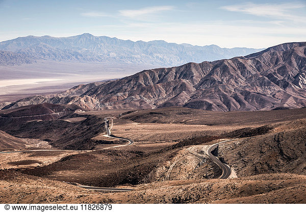 Landschaft mit kurvenreicher Straße im Death Valley National Park  Kalifornien  USA