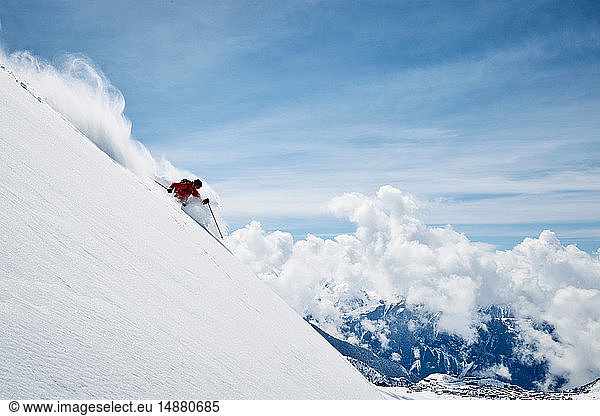 Landschaft mit männlichem Skifahrer  der steile Berghänge hinunterfährt  Alpe-d'Huez  Rhône-Alpes  Frankreich