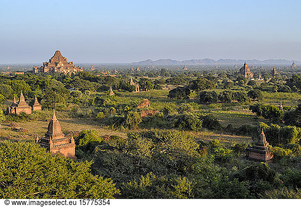 Landschaft mit Tempeln  Bagan  Myanmar.