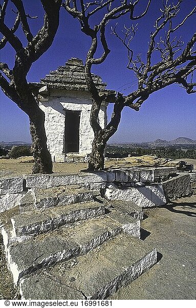 Landschaft von Hampi  sein Erbe  das Zentrum der gleichnamigen Hauptstadt des Hindu-Reiches Vijayanagara im vierzehnten Jahrhundert. Indien 2005.
