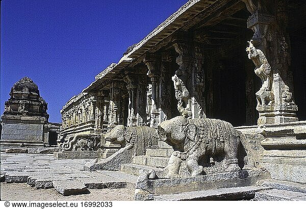 Landschaft von Hampi  sein Erbe  das Zentrum der gleichnamigen Hauptstadt des Hindu-Reiches Vijayanagara im vierzehnten Jahrhundert. Indien 2005.
