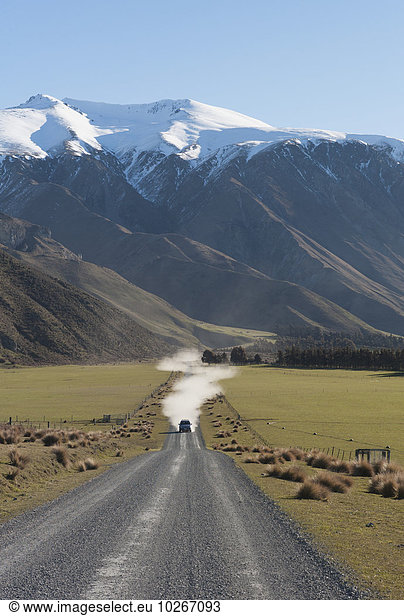 Landschaftlich schön landschaftlich reizvoll Berg Verkehr Hügel fahren rennen Fernverkehrsstraße Hintergrund Neuseeland