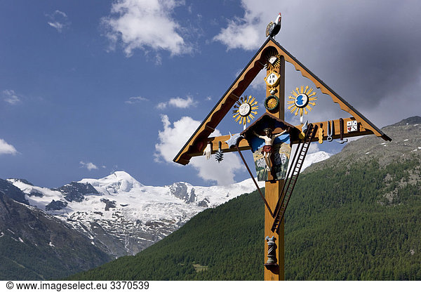 Landschaftlich schön landschaftlich reizvoll überqueren Leiter Leitern Symbol Religion Mond Hammer Führung Anleitung führen führt führend Kreuz Sonne schweizerisch Schweiz Kanton Wallis