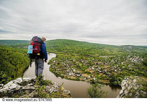 Landschaftlich schön landschaftlich reizvoll Europäer Bewunderung Dorf wandern Ansicht