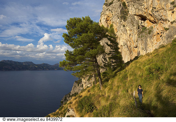 Landschaftlich schön landschaftlich reizvoll Frau Landschaft Küste Meer Natur wandern Mittelmeer