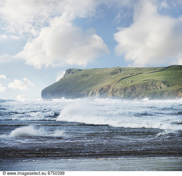 Landschaftlich schön landschaftlich reizvoll Meer rauh Ansicht Cornwall England Landspitze