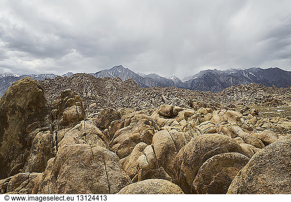 Landschaftliche Ansicht der Alabama Hills bei bewölktem Himmel