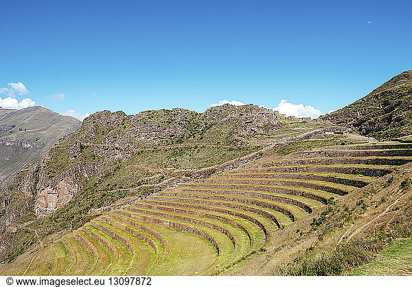 Landschaftliche Ansicht der Berge vor blauem Himmel im Heiligen Tal