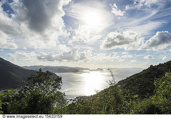 Landschaftliche Ansicht der Britischen Jungferninseln bei bewölktem Himmel am sonnigen Tag