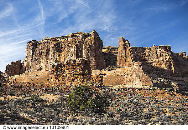 Landschaftliche Ansicht der Felsformationen im Arches-Nationalpark bei blauem Himmel am sonnigen Tag