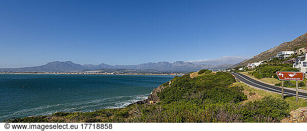 Landschaftliche Ansicht der R44 Küstenstraße von Hermanus nach Kapstadt; Kapstadt  Westkap  Südafrika