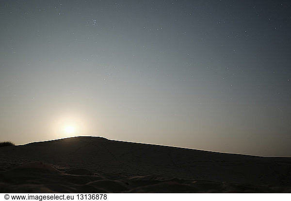 Landschaftliche Ansicht der Silhouette der Thar-Wüste vor klarem Himmel bei Sonnenuntergang