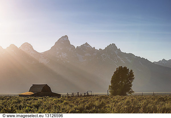 Landschaftliche Ansicht des Berges gegen den Himmel während eines sonnigen Tages im Grand-Teton-Nationalpark