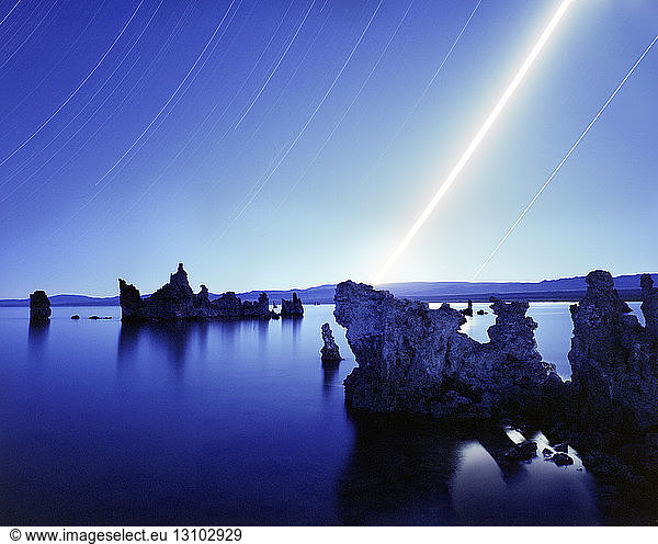 Landschaftliche Ansicht des Tuffsteins im Monosee gegen Sternenpfade bei Nacht