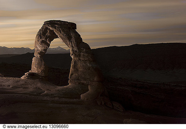 Landschaftliche Ansicht von Delicate Arch gegen den Himmel im Arches-Nationalpark in der Dämmerung