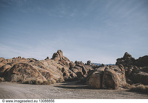 Landschaftliche Ansicht von Felsformationen gegen den Himmel während eines sonnigen Tages in der Wüste