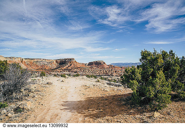 Landschaftliche Ansicht von Felsformationen vor bewölktem Himmel in der Wüste