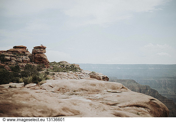 Landschaftliche Gegenüberstellung von Landschaft und Himmel im Grand Canyon National Park