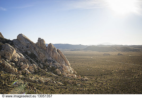 Landschaftliche Gegenüberstellung von Landschaft und Himmel im Joshua-Tree-Nationalpark an einem sonnigen Tag