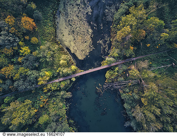 Landschaftliche Szenerie der Brücke über den Bethanien-Teich in Sergijew Posad  Russland