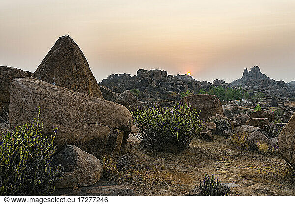 Landschaftliche Szenerie mit Felsbrocken bei Sonnenaufgang  Karnataka  Hampi  Indien