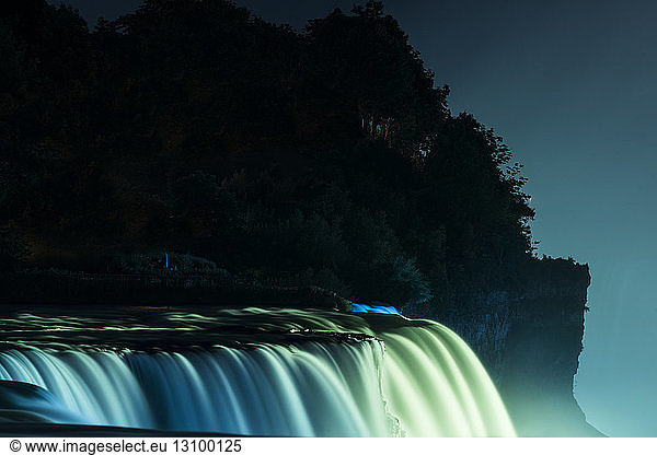 Landschaftlicher Anblick der Niagarafälle vor nächtlichen Baumsilhouetten