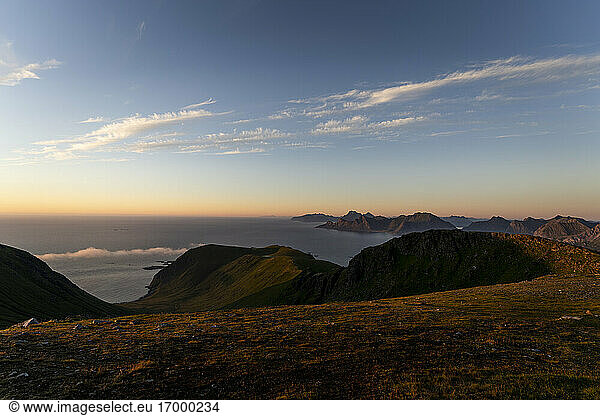 Landschaftsansicht eines Berges gegen den Himmel bei Ryten  Lofoten  Norwegen