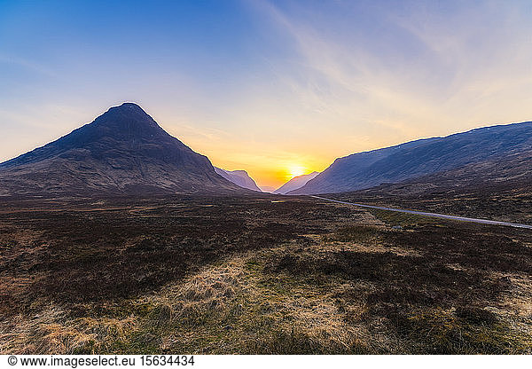 Landschaftsansicht gegen den Himmel in Glencoe  Highlands  Schottland  Großbritannien