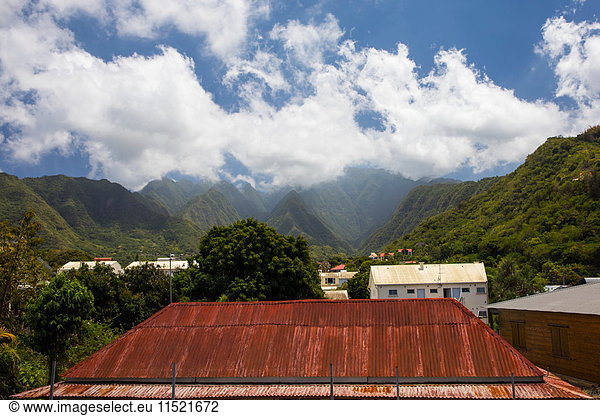 Landschaftsansicht von Blechdach  Dorf und Bergen  Insel Réunion