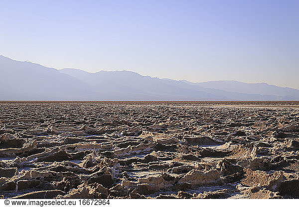 Landschaftsaufnahme aus mittlerem Winkel des Badwater Basin  Death Valley NP