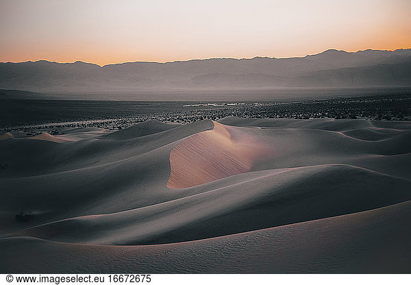 Landschaftsaufnahme einer Sanddüne im Death Valley während der blauen Stunde