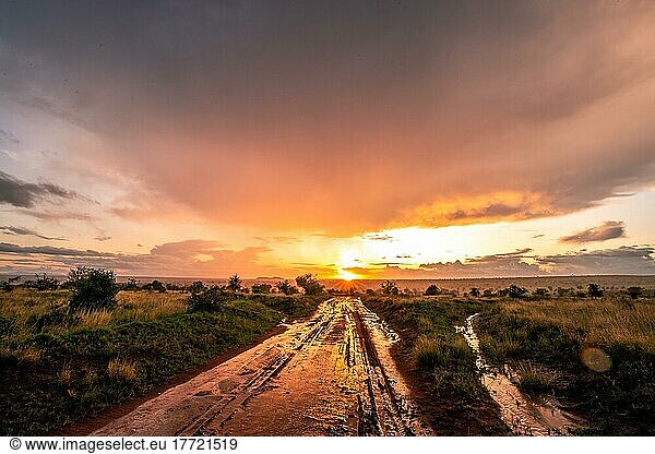 Landschaftsaufnahme in der weiten Savanne Sonnenuntergang mit regenwolken am Abend  Taita hills  Kenia  Afrika