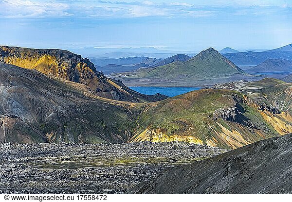 Landschaftspanorama  Dramatische Vulkanlandschaft  bunte Erosionslandschaft mit Bergen  Lavafeld  Landmannalaugar  Fjallabak Naturreservat  Suðurland  Island  Europa
