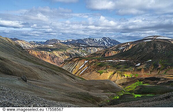 Landschaftspanorama  Dramatische Vulkanlandschaft  bunte Erosionslandschaft mit Bergen  Lavafeld  Landmannalaugar  Fjallabak Naturreservat  Suðurland  Island  Europa