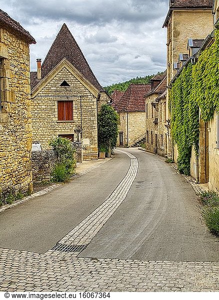 Landstraße D57 durch Daglan  Departement Dordogne  Nouvelle-Aquitaine  Frankreich.