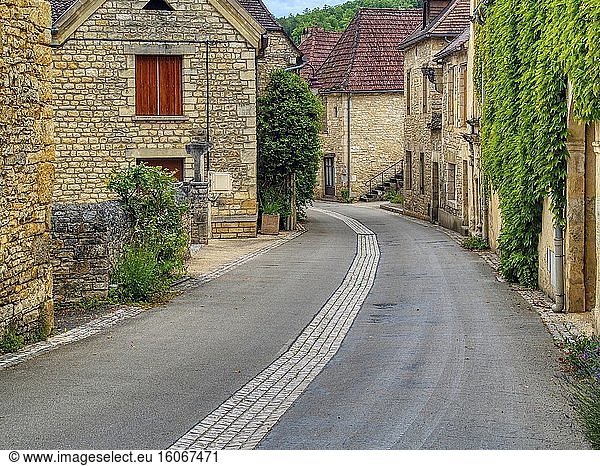 Landstraße D57 durch Daglan  Departement Dordogne  Nouvelle-Aquitaine  Frankreich.