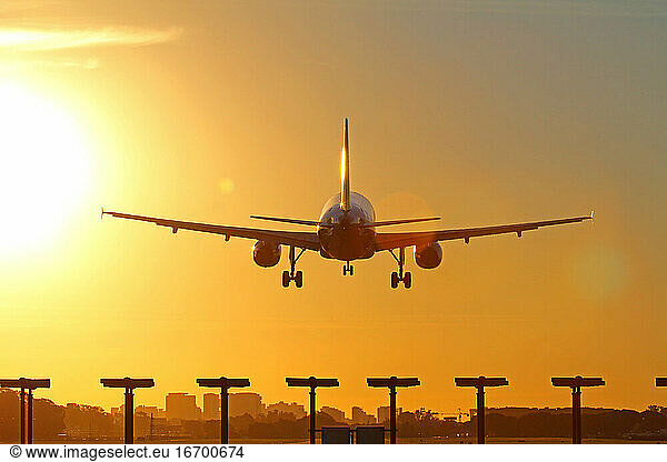 Landung eines Flugzeugs bei Sonnenuntergang.