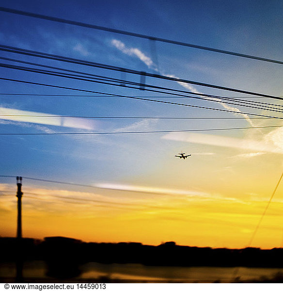 Landungsflugzeug bei Sonnenuntergang