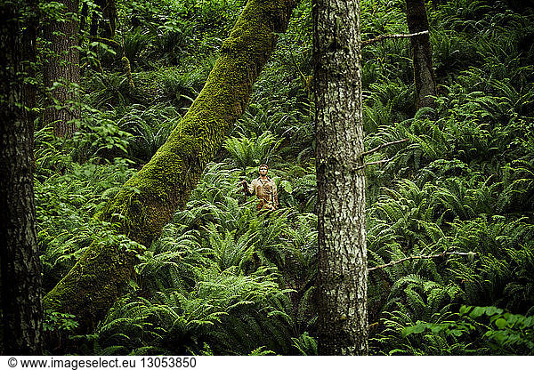 Landwirt im Wald stehend