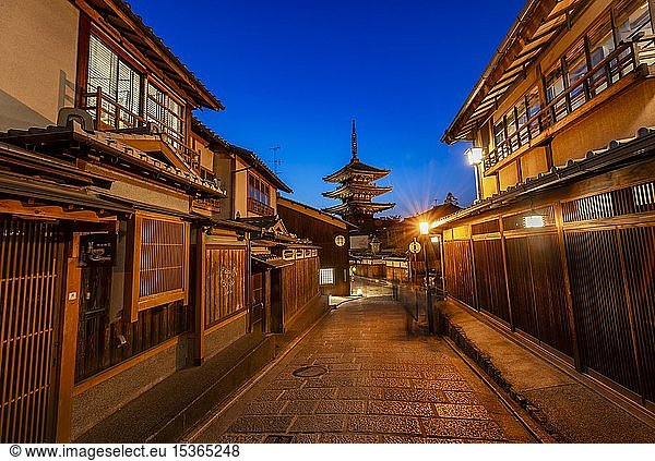 Lane Lane, Yasaka dori historical alleyway in the old town with ...