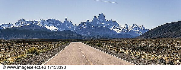 Lange gerade Straße nach El Chalten  mit dem Berg Fitz Roy (auch bekannt als Cerro Chalten) dahinter  El Chalten  Patagonien  Argentinien