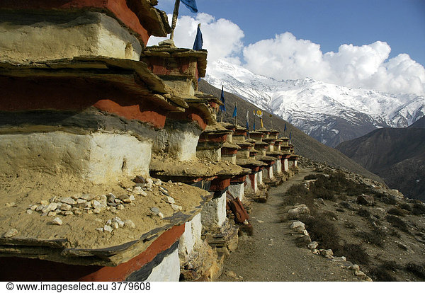 Lange Reihe von rot schwarz weiß bemalten Chörten am Kloster Tashi Gompa Phu Nar-Phu Annapurna Region Nepal